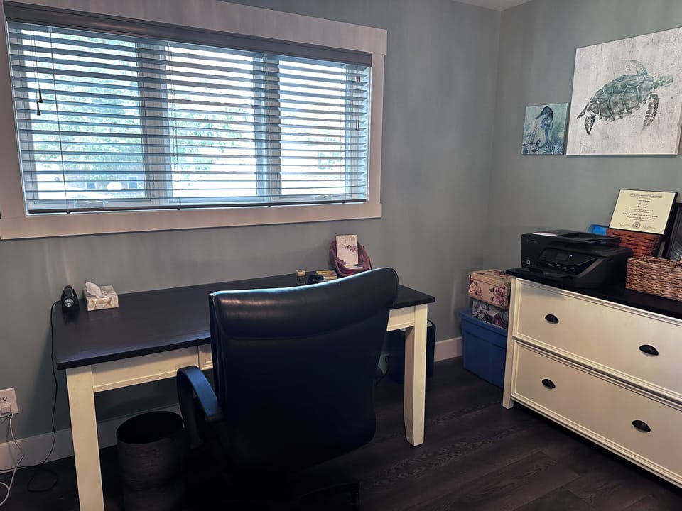 Office space upstairs with WI-Fi printer and complimentary paper.