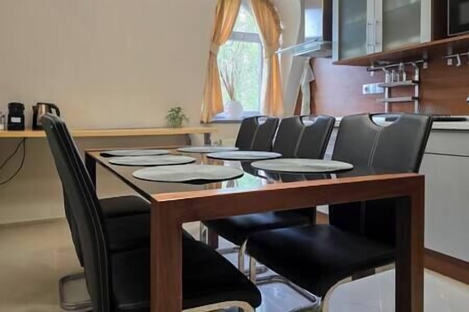 Dining area (2)