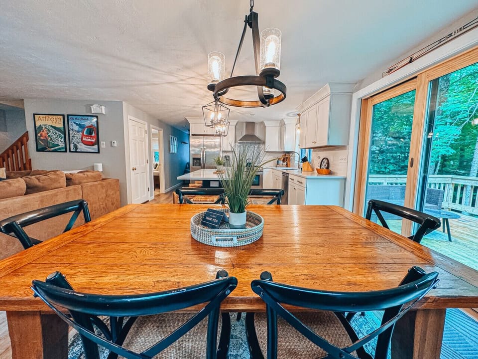 From quick morning breakfasts to slow, memorable dinners—this space comfortably accommodates your entire group.