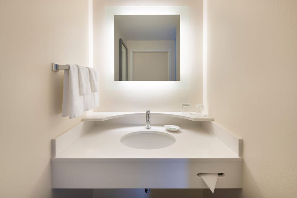Combined shower/tub, free toiletries, hair dryer, towels
