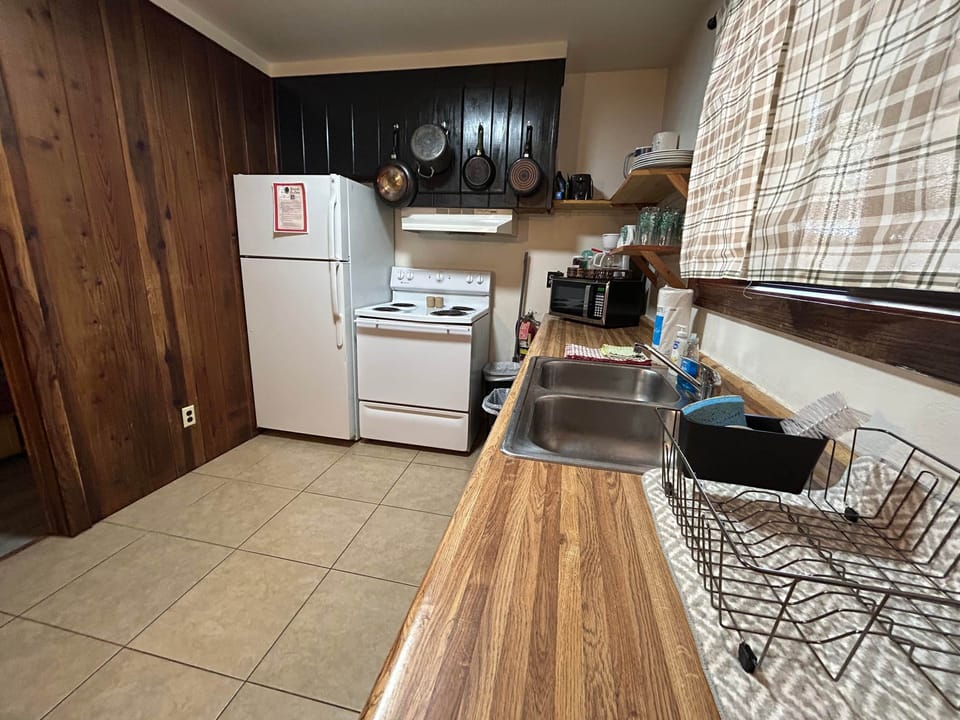 Cabin 10 kitchen 3