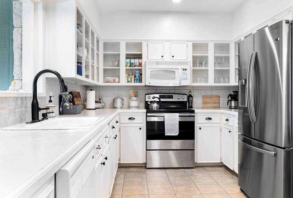 House, 3 Bedrooms, Private Pool, River View | Private kitchen | Full-size fridge, microwave, oven, stovetop