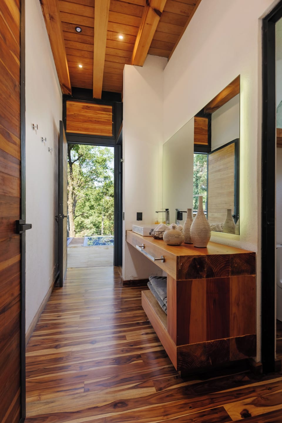 Deluxe House | Bathroom | Separate tub and shower, rainfall showerhead, towels, shampoo