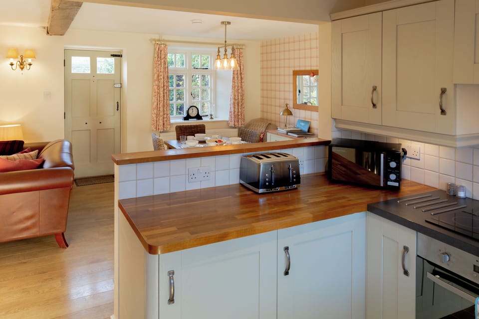 House, Garden View | Private kitchen | Electric kettle, toaster
