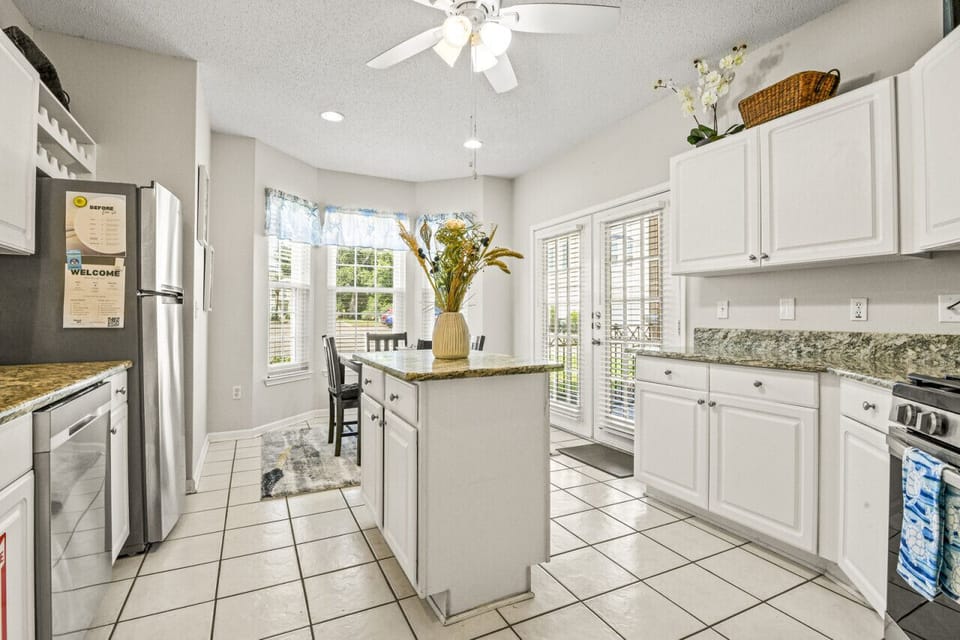 Kitchen with Island & Breakfast Nook