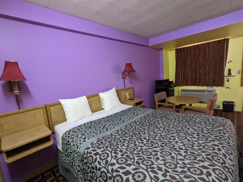 Standard Single Room, 1 Queen Bed, Non Smoking | Desk, soundproofing, free WiFi