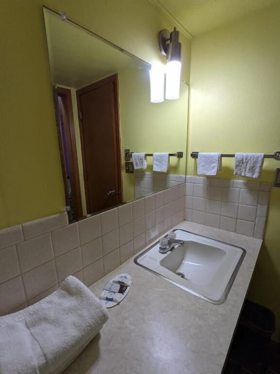 Standard Double Room, 2 Queen Beds, Non Smoking | Bathroom | Combined shower/tub, towels, soap, shampoo