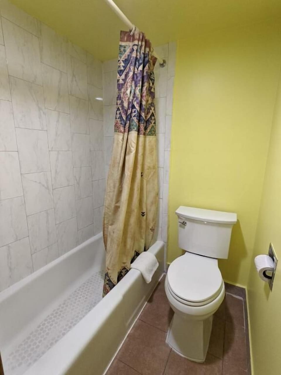 Standard Single Room, 1 Queen Bed, Non Smoking | Bathroom | Combined shower/tub, towels, soap, shampoo