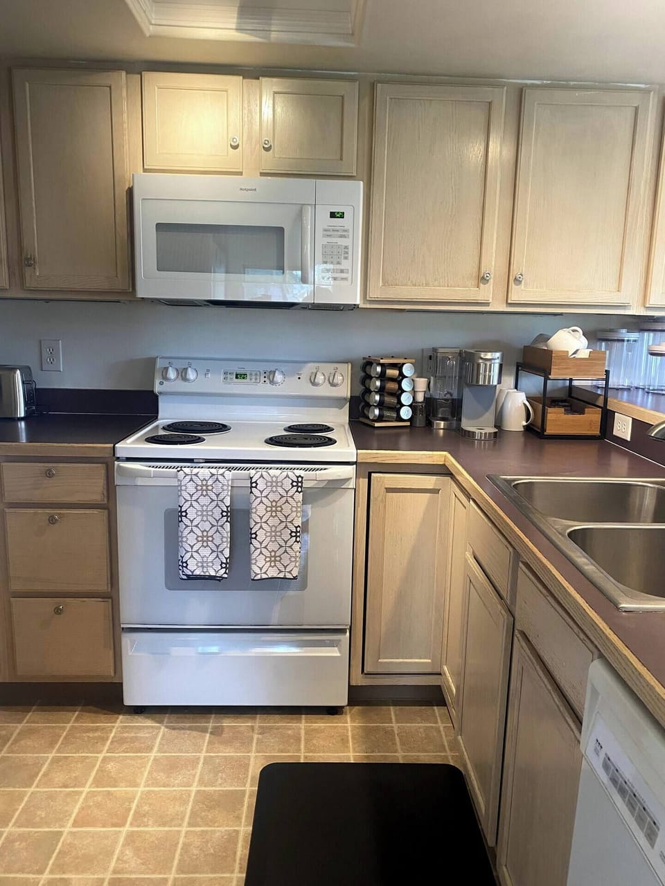 Electric stove/oven, microwave, coffee pot, full-size fridge and dishwasher