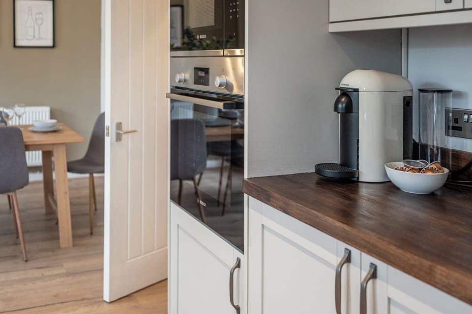House, Garden View | Private kitchen | Electric kettle, toaster
