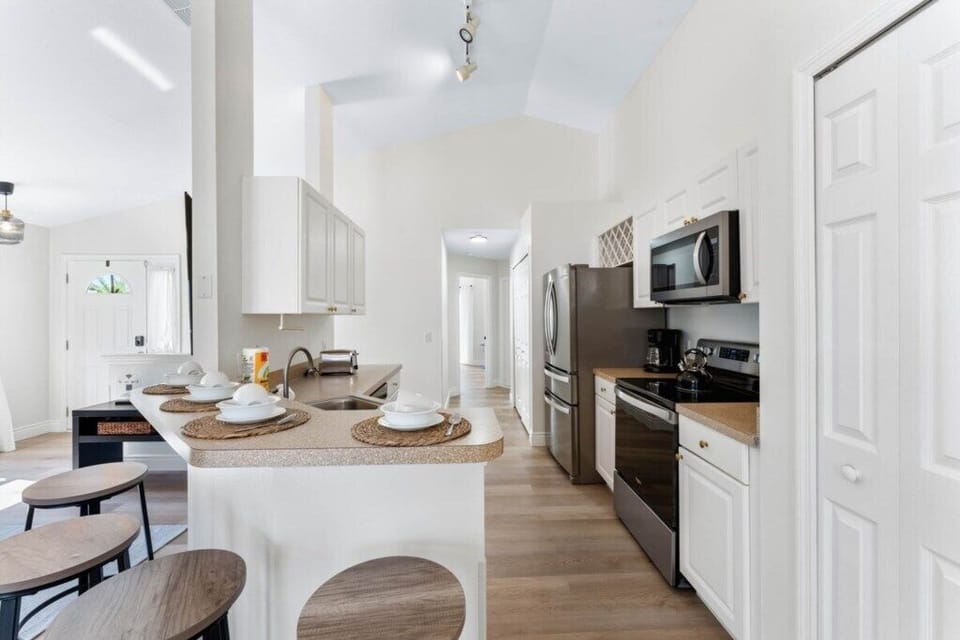 Full kitchen image 1