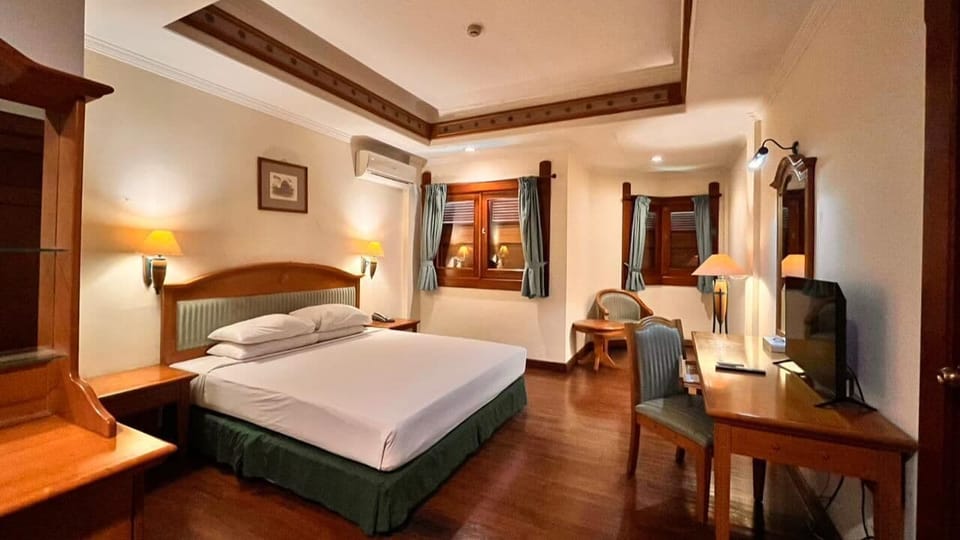 Deluxe Single Room, 1 King Bed | Desk, free WiFi, bed sheets