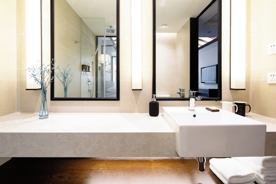 Four Seasons Urban Room | Bathroom | Free toiletries, hair dryer, bathrobes, slippers