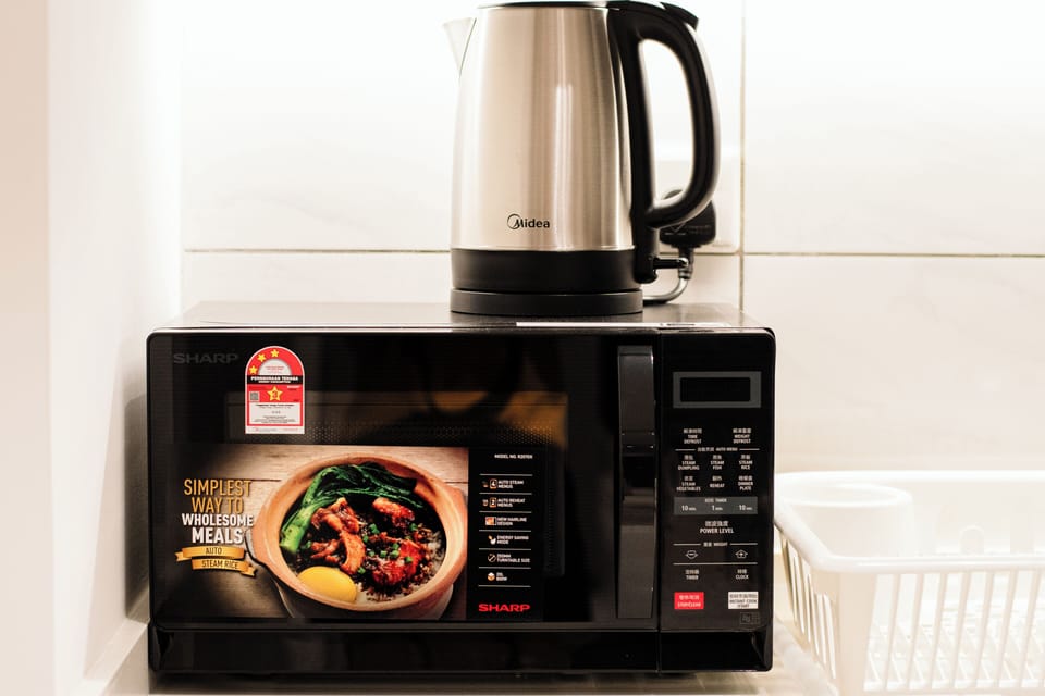 Deluxe Apartment, 3 Bedrooms, City View | Private kitchen | Microwave, stovetop, electric kettle, cookware/dishes/utensils