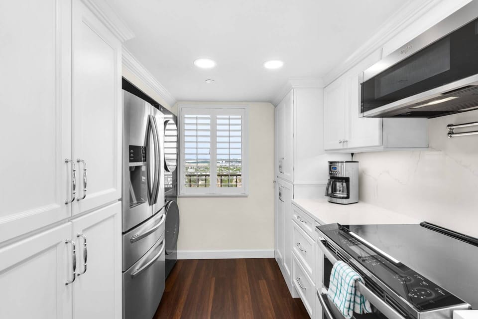 Whipping up breakfast is a little easier when the space looks this clean and bright.