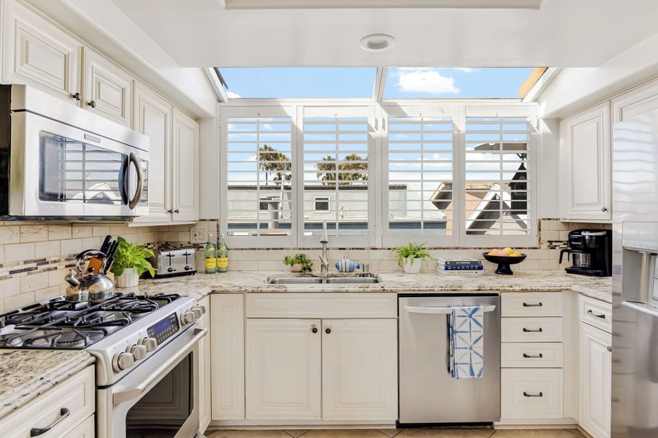 Fully equipped kitchen.