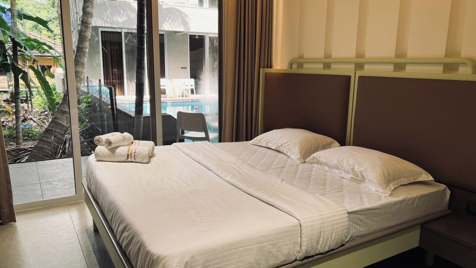 Premium Studio Suite, Balcony, Pool View | Bed sheets