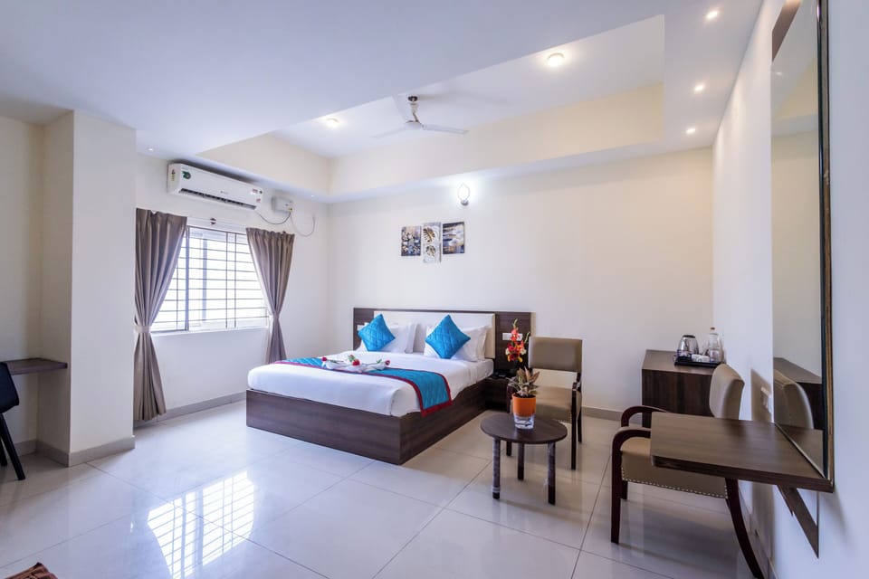 Deluxe Room | Desk, laptop workspace, soundproofing, rollaway beds