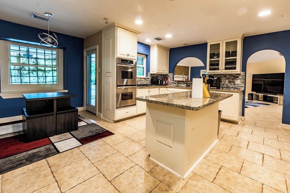 Full Kitchen with Double Oven, Air Fryer, Dishwasher, Toaster, Dish Set