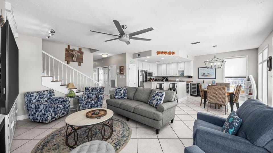 Fernhill by the Sea - - Spacious open living area offering comfortable seating and beautiful Gulf views.