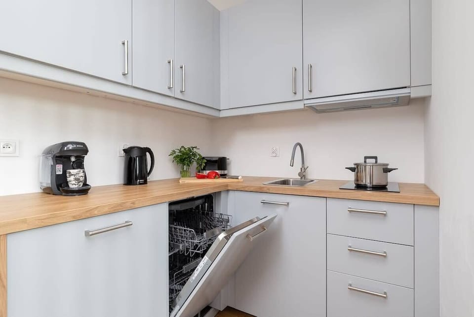 Fully stocked white kitchen in the studio
Includes dishwasher, microwave, coffee maker, and more.
