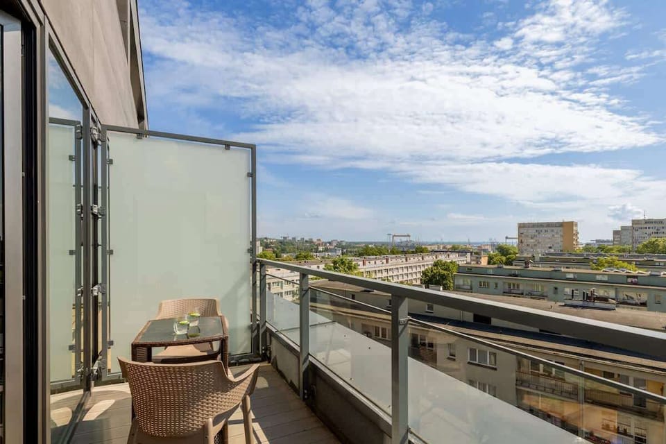 Enjoy your morning coffee with a scenic view from the studio’s balcony.

