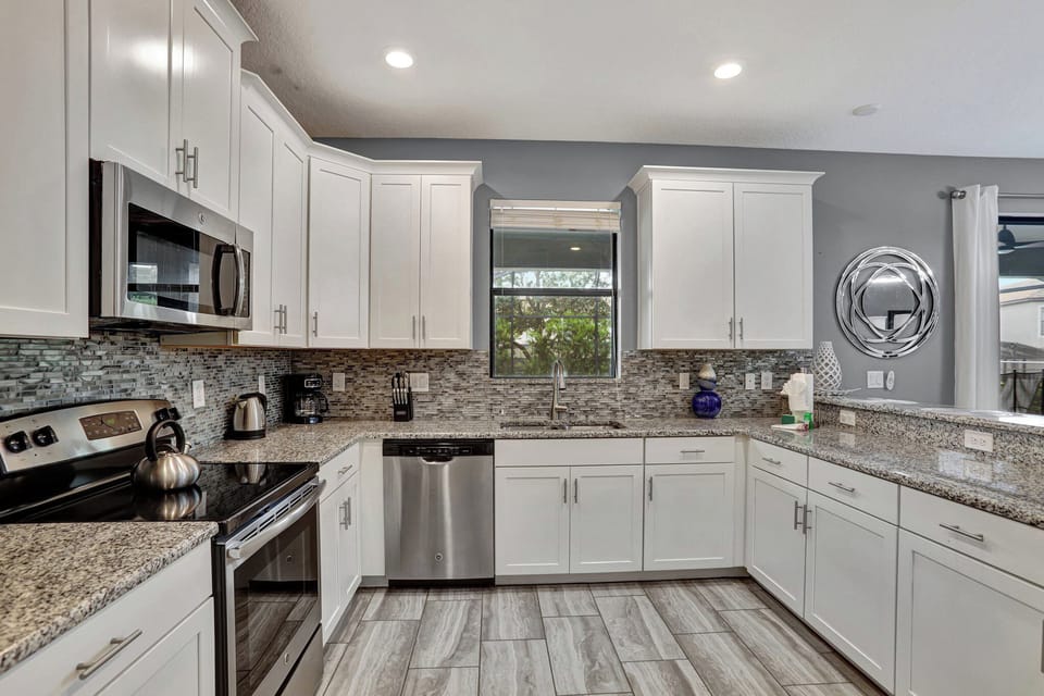 Full, modern kitchen
