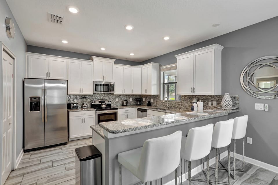 Breakfast bar and kitchen