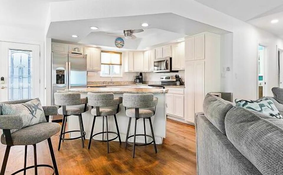 Additional seating at the Kitchen Island