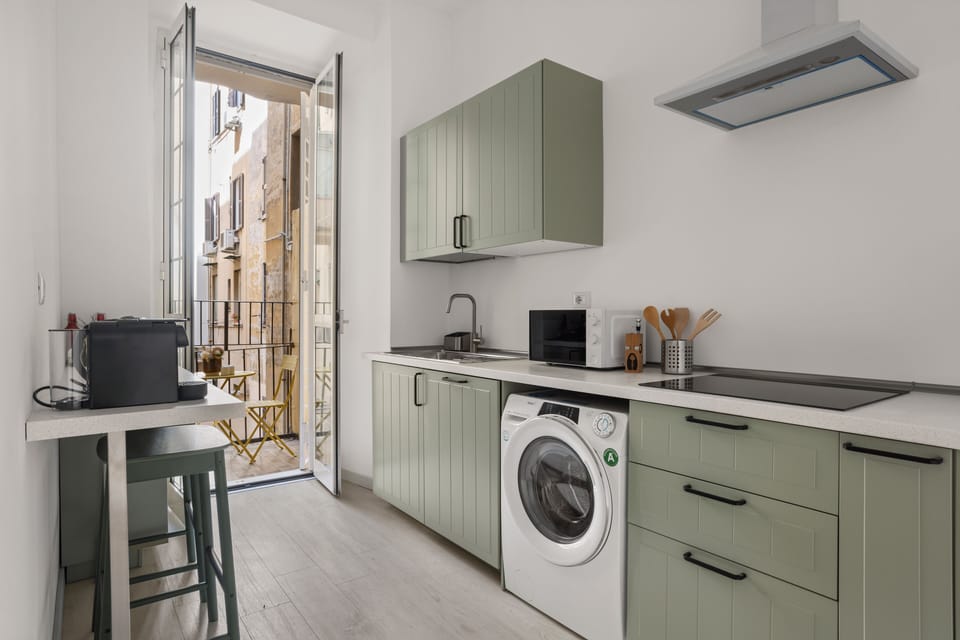 Cucina con microonde e nespresso 