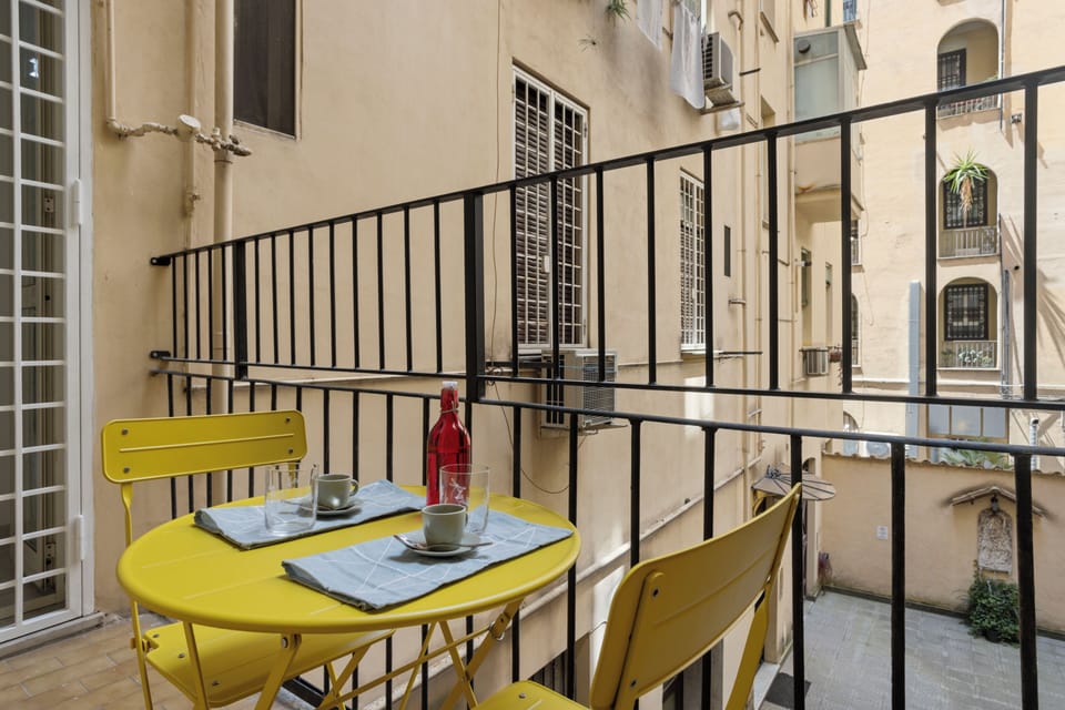 balcone con il tavolo esterno