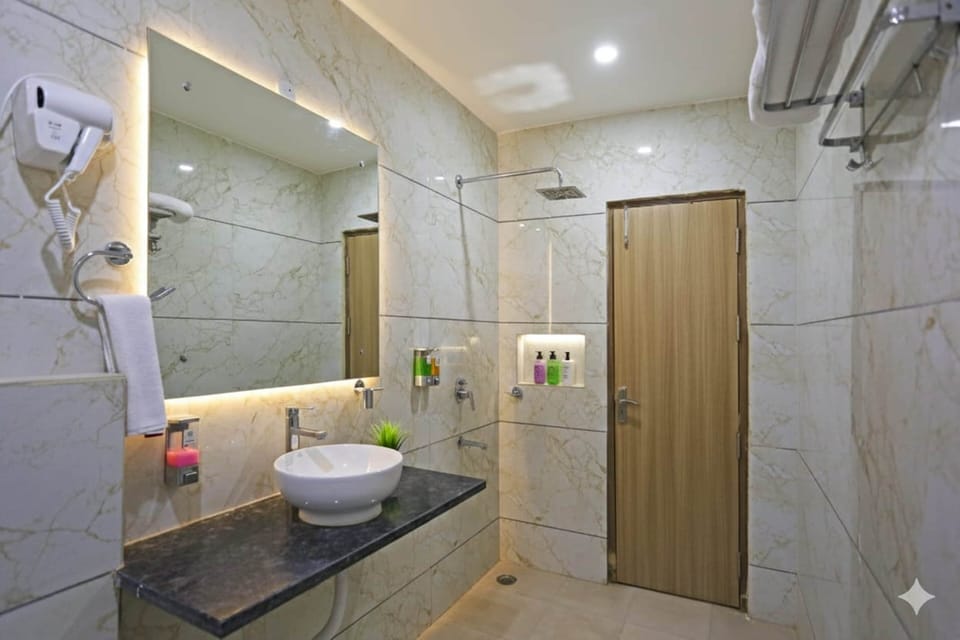 Superior Double Room | Bathroom | Shower, hydromassage showerhead, free toiletries, hair dryer