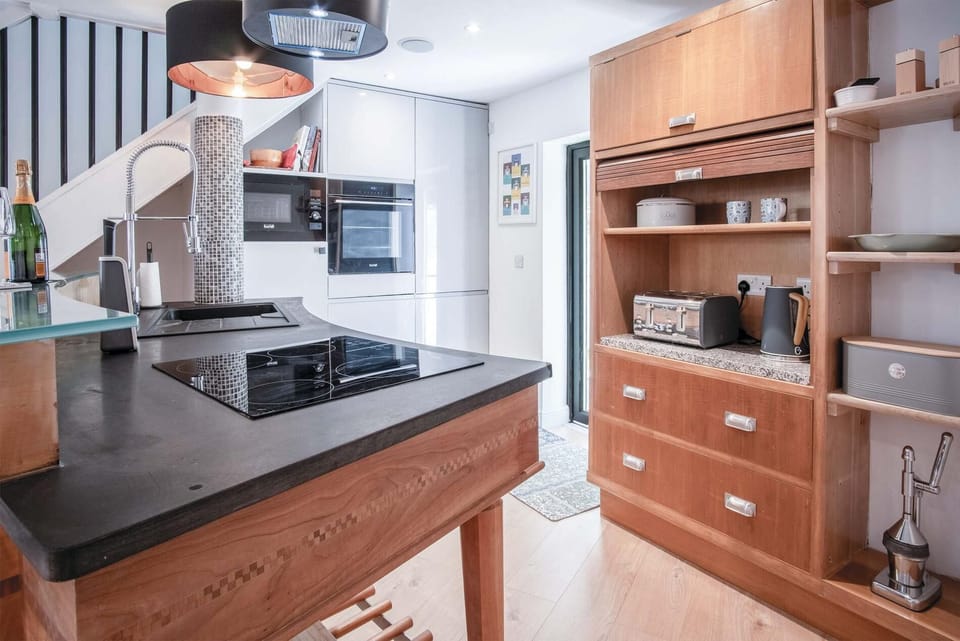 Microwave, oven, dishwasher, electric kettle