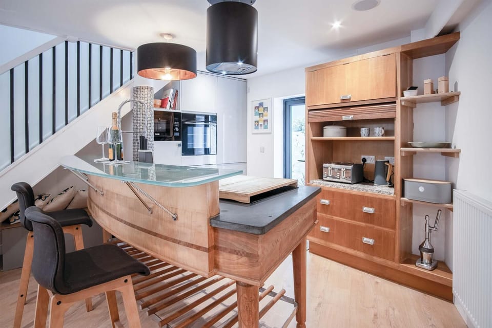 Microwave, oven, dishwasher, electric kettle