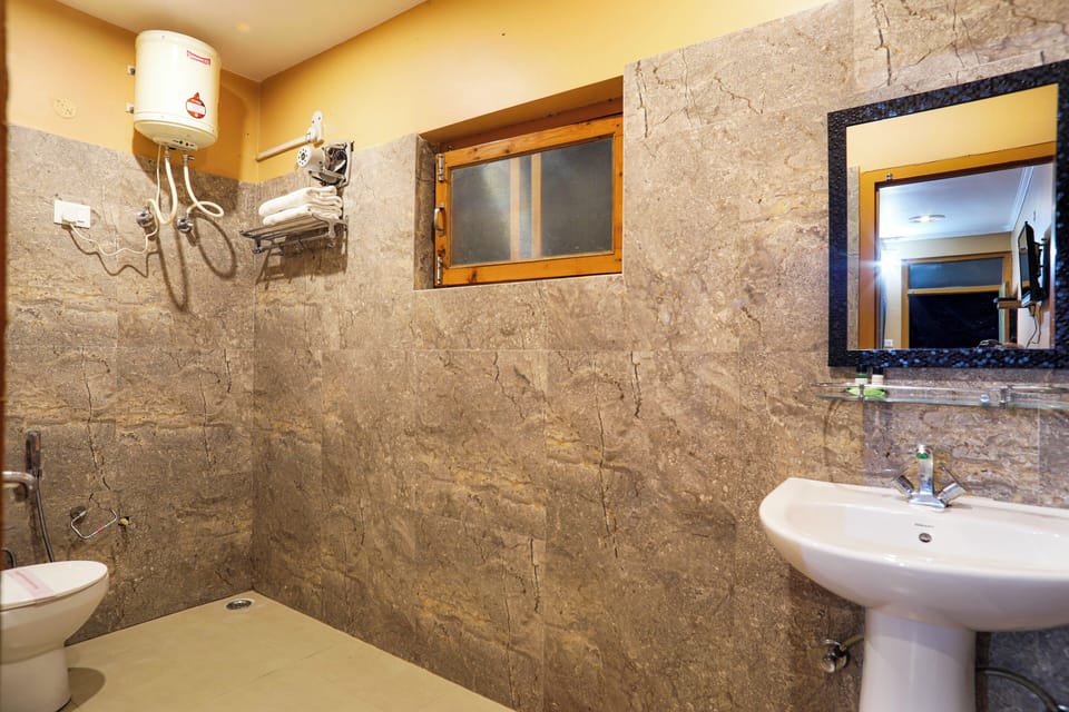 Shower, rainfall showerhead, free toiletries, hair dryer