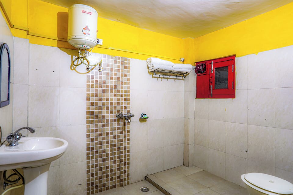 Shower, rainfall showerhead, free toiletries, hair dryer