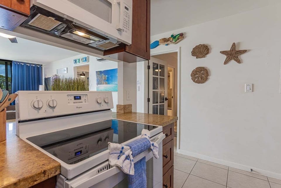 Condo, 2 Bedrooms | Private kitchen | Fridge, oven, stovetop, coffee/tea maker
