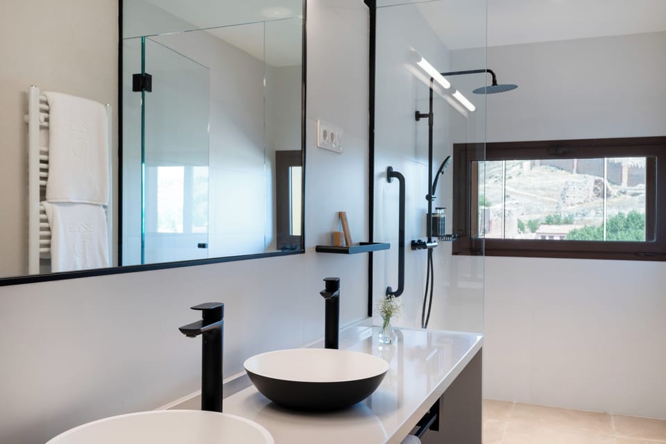 Standard Room (1 o 2 camas) | Bathroom | Shower, hair dryer, towels, soap