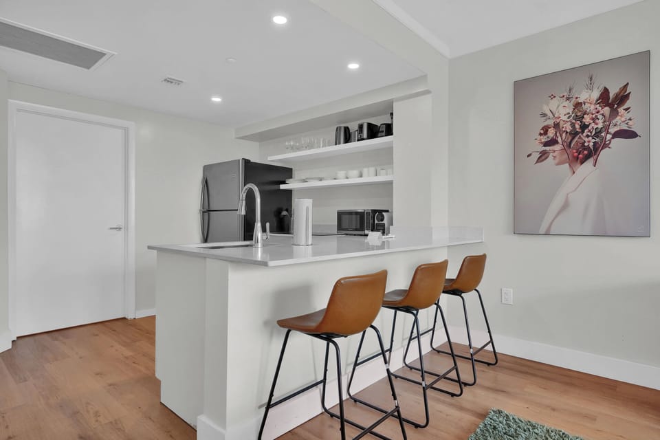 Comfort Apartment, 1 King Bed, Kitchenette, Bay View | Private kitchenette