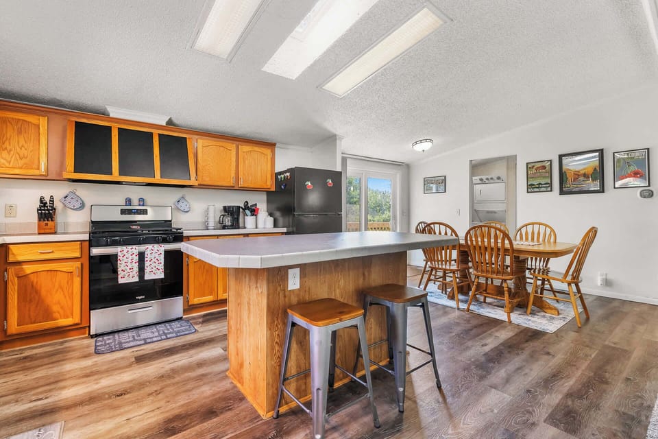Kitchen Island with bar stools for 2