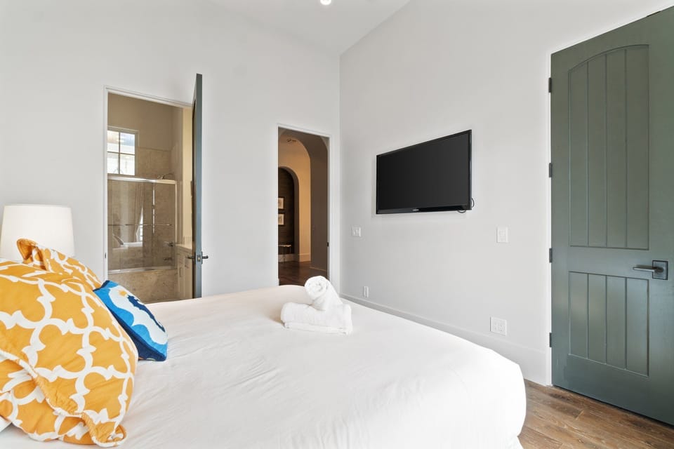 2nd Floor - Guest Bedroom - King Suite