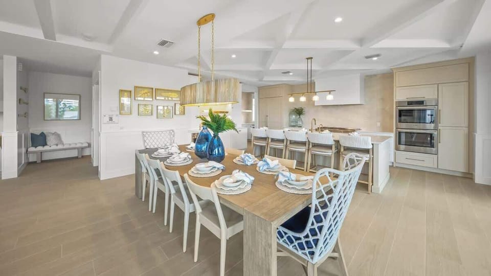 Dining Area - Seating for 10 - High-Top Seating