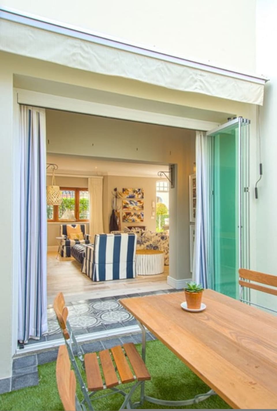 House | 2 bedrooms, desk