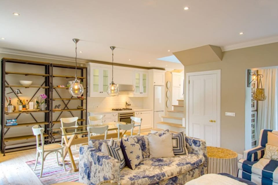 House | 2 bedrooms, desk