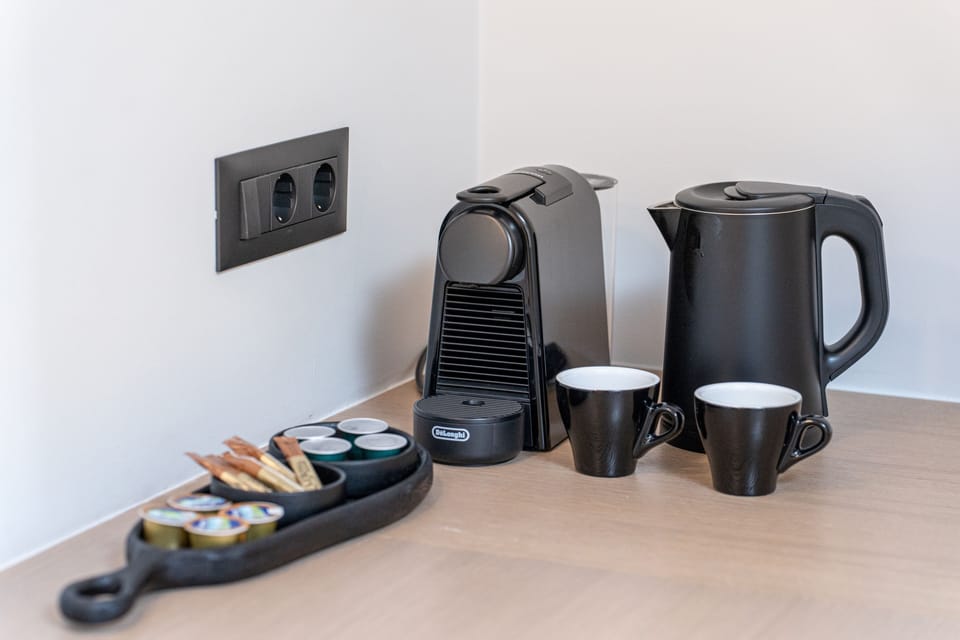 Deluxe Studio Suite | In-room safe, desk, laptop workspace, soundproofing