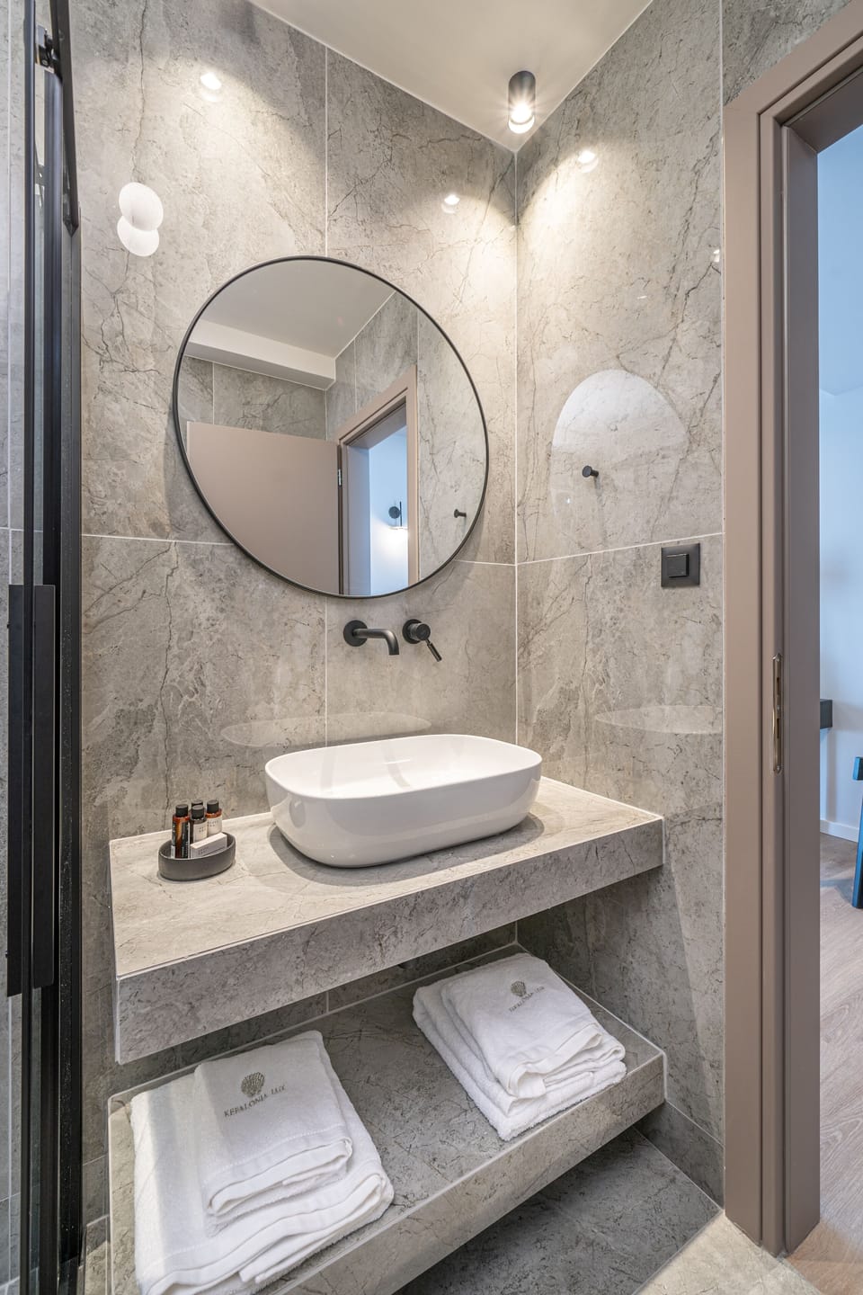 Deluxe Studio Suite | In-room safe, desk, laptop workspace, soundproofing
