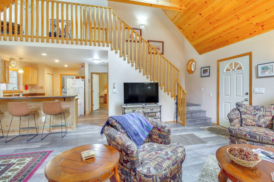 Living Room | 1st Floor | Smart TV | Free WiFi | Fireplace
