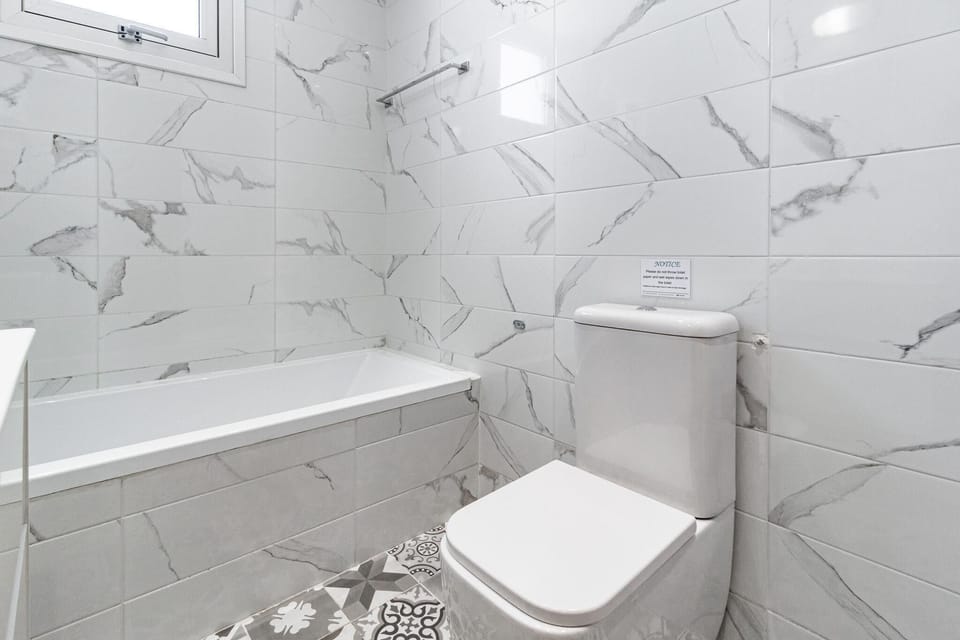 First floor
Walk-in shower bedroom 1