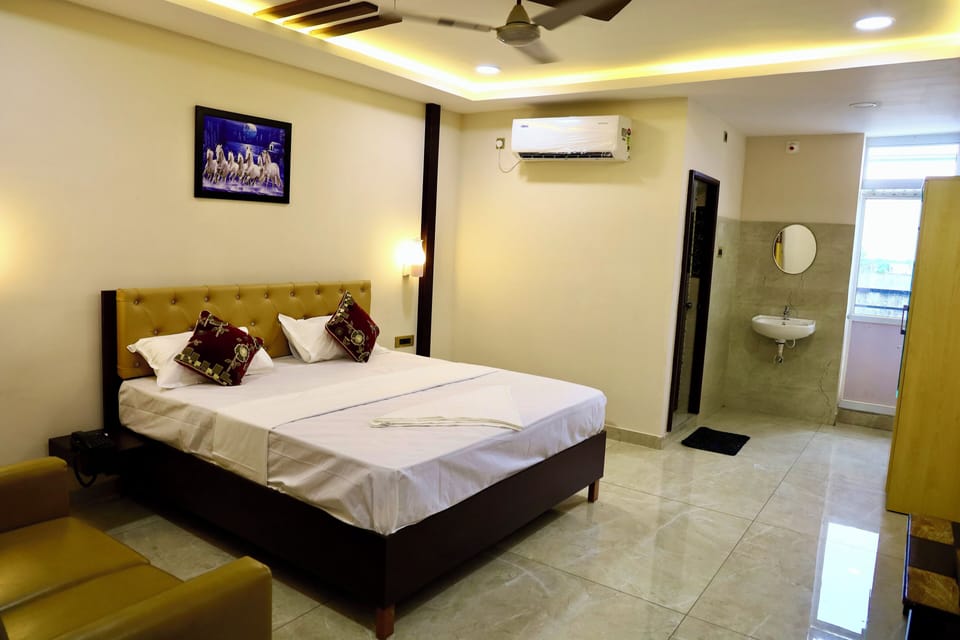 Deluxe Double Room, 1 King Bed, Balcony | Desk, WiFi (free)