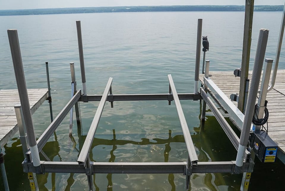 Vertical boat lift
